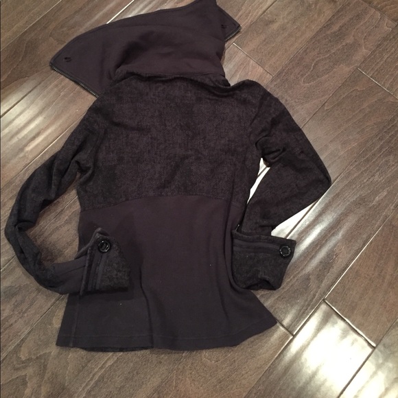 RARE!! Lululemon Jacket 🍋🍋. - Picture 5 of 5